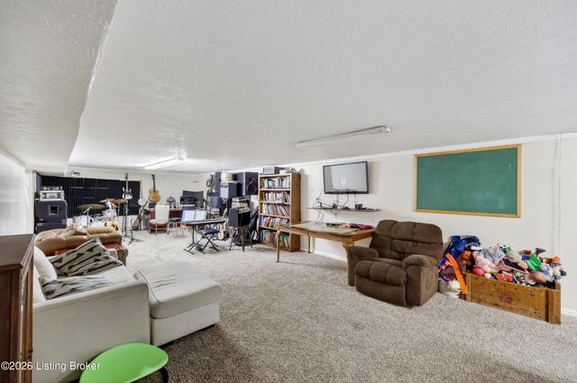 2302 High Pine Dr, Louisville, KY 40214