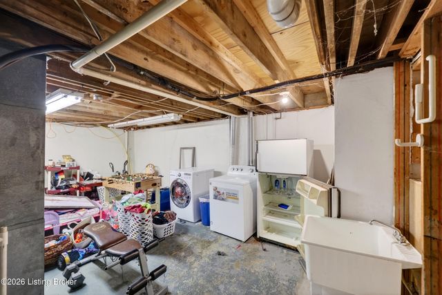 2302 High Pine Dr, Louisville, KY 40214