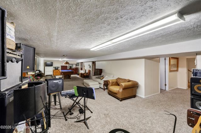 2302 High Pine Dr, Louisville, KY 40214