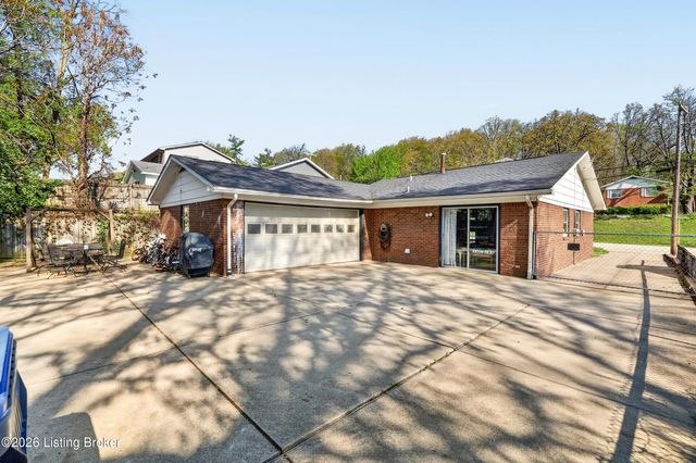 2302 High Pine Dr, Louisville, KY 40214
