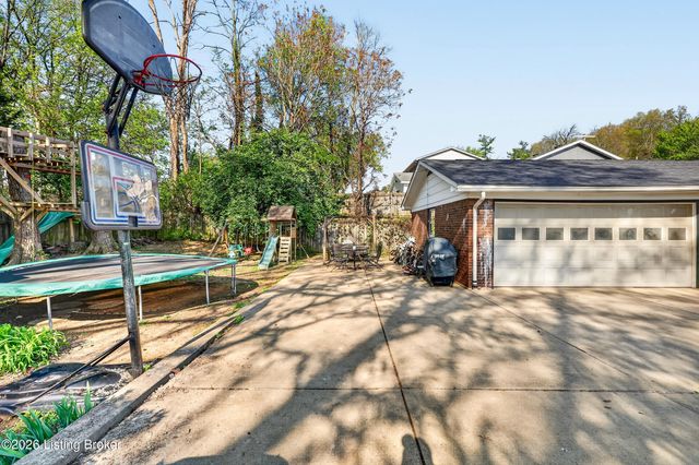 2302 High Pine Dr, Louisville, KY 40214