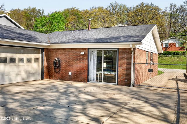 2302 High Pine Dr, Louisville, KY 40214