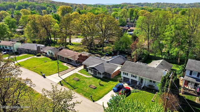 2302 High Pine Dr, Louisville, KY 40214