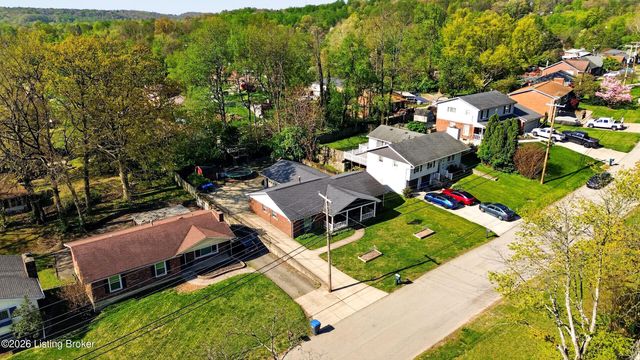 2302 High Pine Dr, Louisville, KY 40214