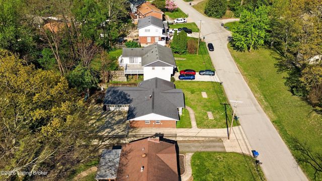 2302 High Pine Dr, Louisville, KY 40214