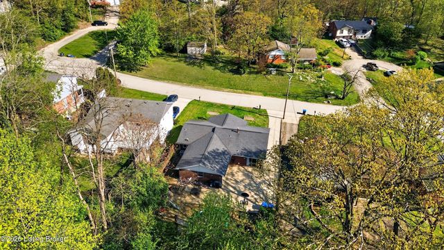 2302 High Pine Dr, Louisville, KY 40214