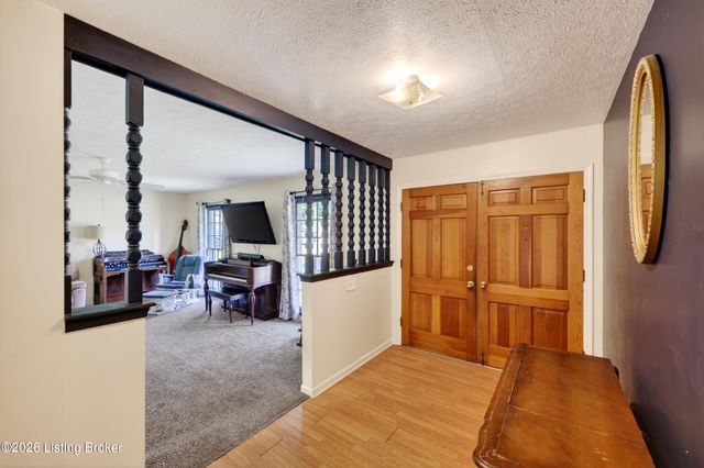 2302 High Pine Dr, Louisville, KY 40214