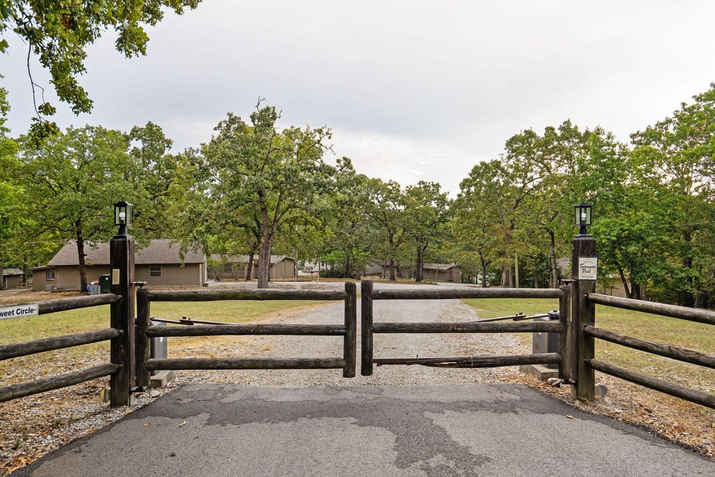 220 Bittersweet Circle, Kimberling City, MO 65686