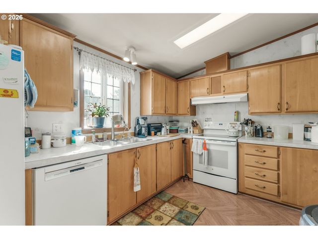 105 BREEZE St, Depoe Bay, OR 97341