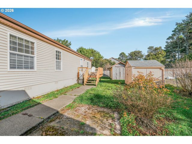 105 BREEZE St, Depoe Bay, OR 97341