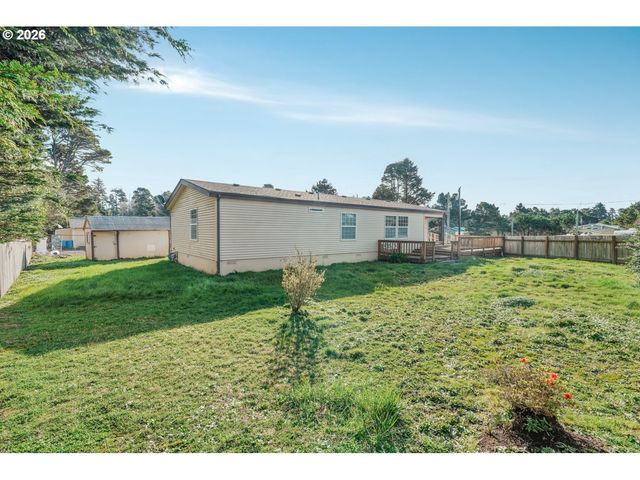 105 BREEZE St, Depoe Bay, OR 97341