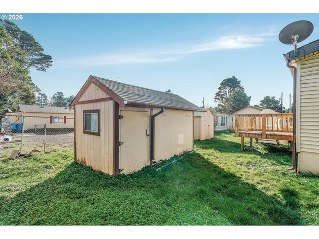 105 BREEZE St, Depoe Bay, OR 97341