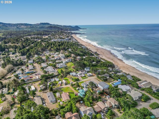 105 BREEZE St, Depoe Bay, OR 97341