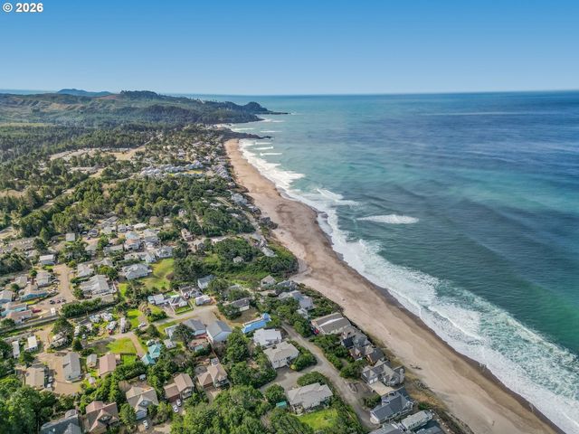 105 BREEZE St, Depoe Bay, OR 97341