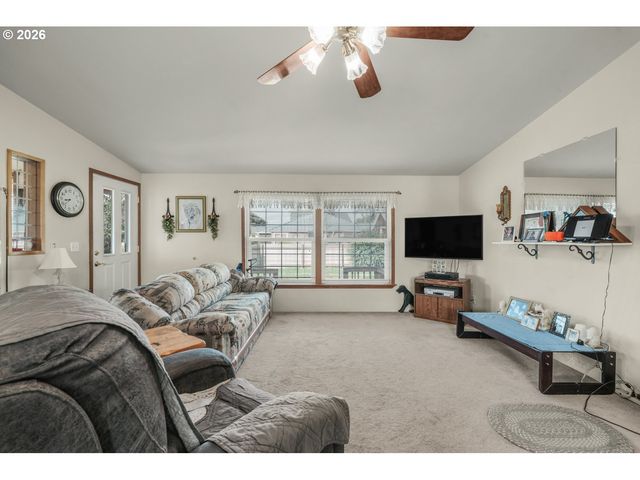 105 BREEZE St, Depoe Bay, OR 97341