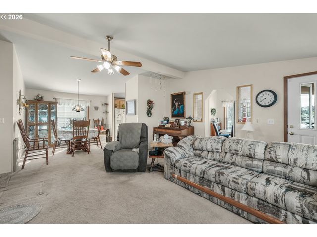 105 BREEZE St, Depoe Bay, OR 97341