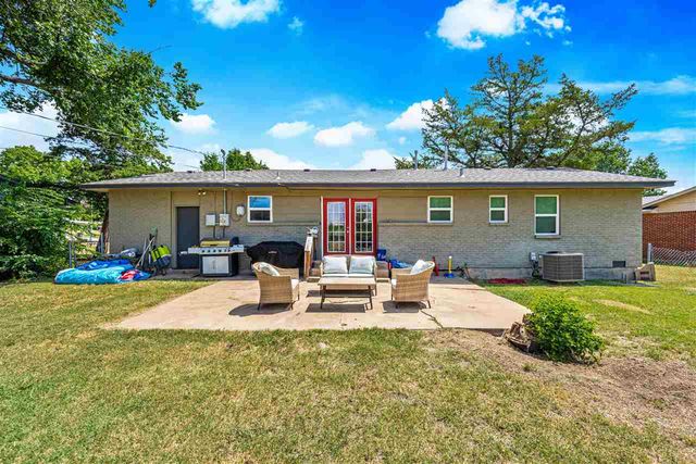 2202 NW 46th St, Lawton, OK 73505