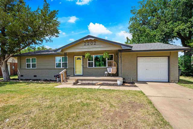 2202 NW 46th St, Lawton, OK 73505
