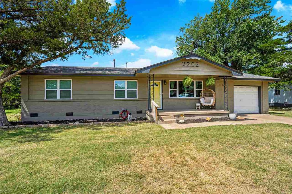 2202 NW 46th St, Lawton, OK 73505