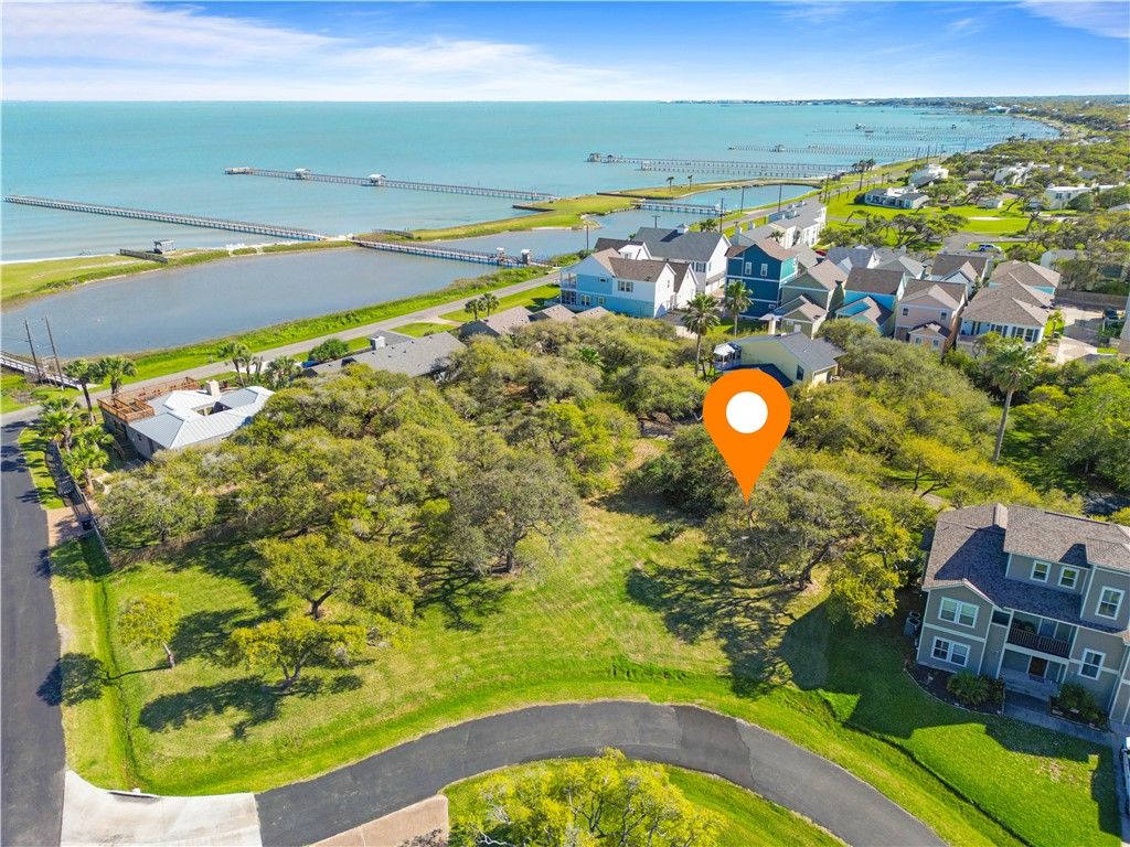 12 Bahama St N, Rockport, TX 78382 — exterior
