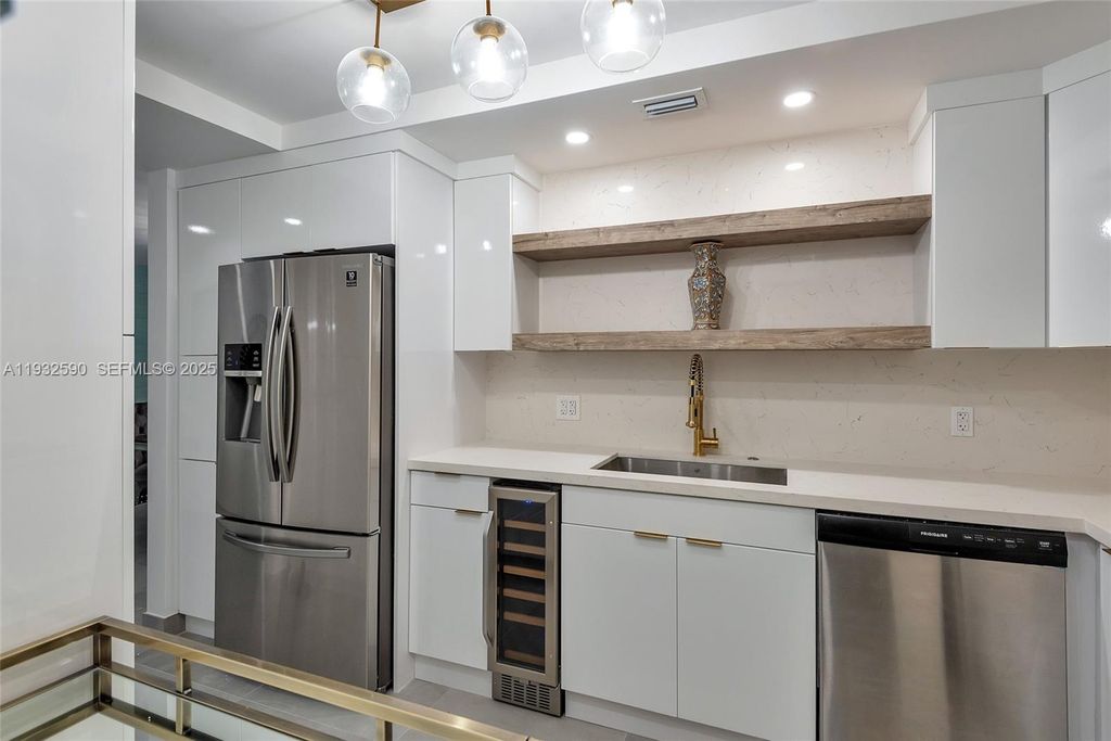 Image 13 of property listing at 4001 S Ocean Dr 9F, Hollywood, FL 33019