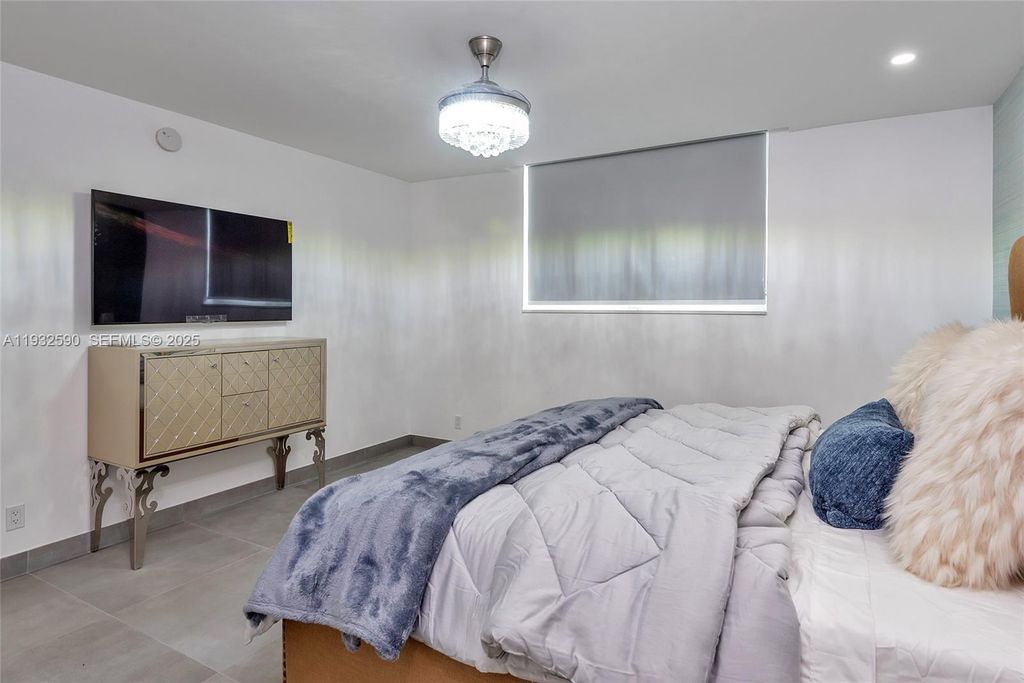 Image 16 of property listing at 4001 S Ocean Dr 9F, Hollywood, FL 33019