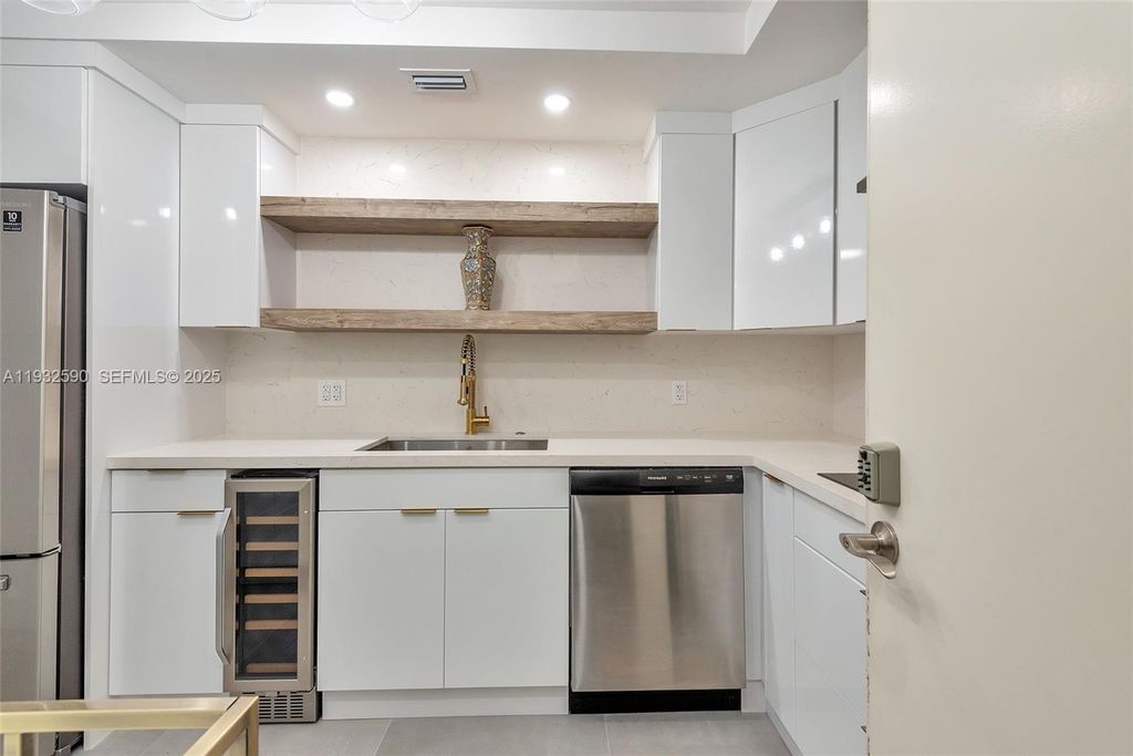 Image 46 of property listing at 4001 S Ocean Dr 9F, Hollywood, FL 33019