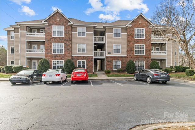 9709 Campus Walk Lane, Charlotte, NC 28262