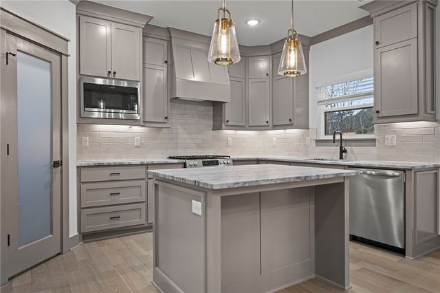 8 Swarthmoor Lane, Bella Vista, AR 72714