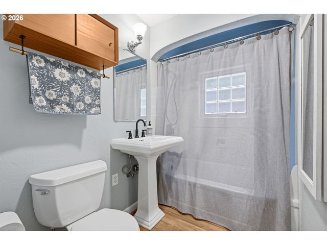 1841 FAIRMOUNT Blvd, Eugene, OR 97403