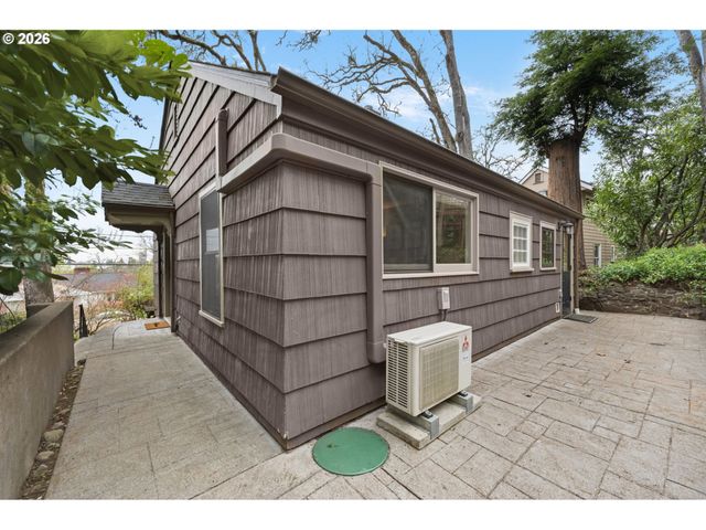 1841 FAIRMOUNT Blvd, Eugene, OR 97403