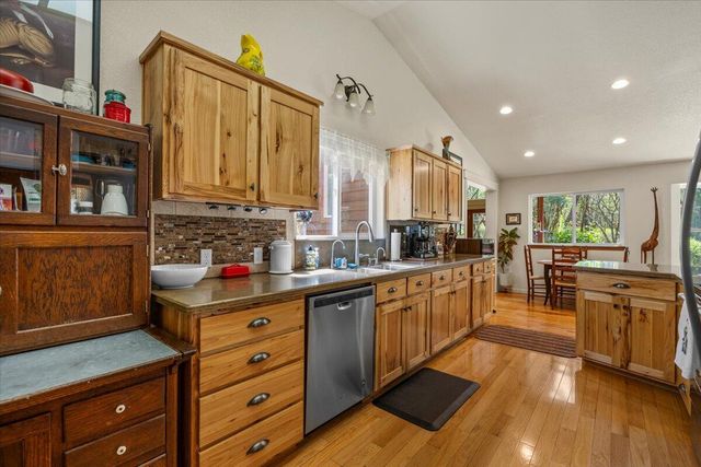 737 Pinecrest Drive, Grants Pass, OR 97527