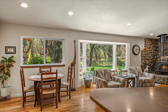 737 Pinecrest Drive, Grants Pass, OR 97527