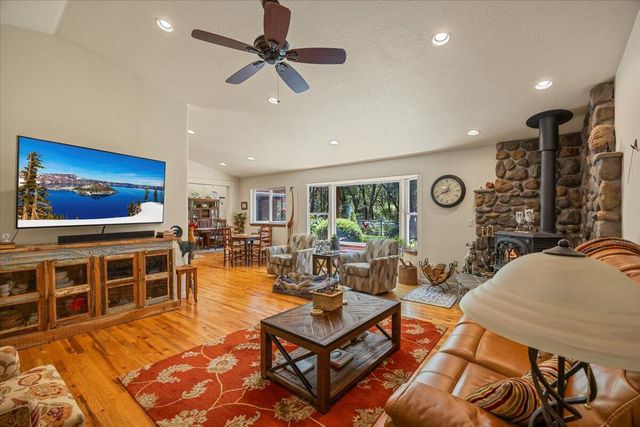 737 Pinecrest Drive, Grants Pass, OR 97527