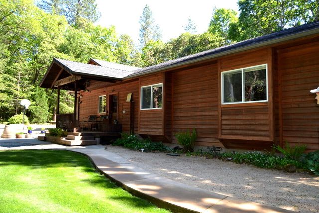 737 Pinecrest Drive, Grants Pass, OR 97527