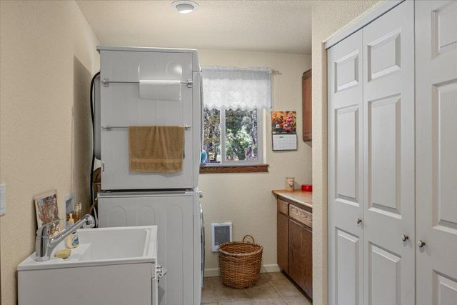 737 Pinecrest Drive, Grants Pass, OR 97527