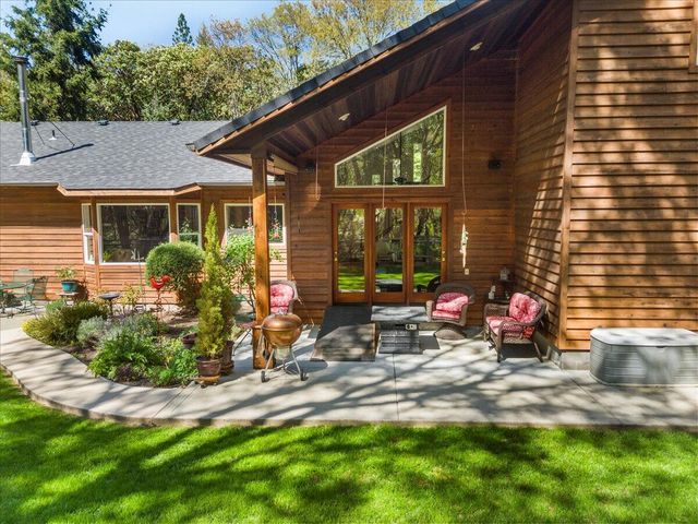 737 Pinecrest Drive, Grants Pass, OR 97527