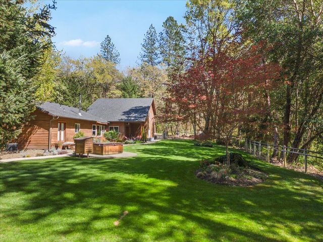 737 Pinecrest Drive, Grants Pass, OR 97527