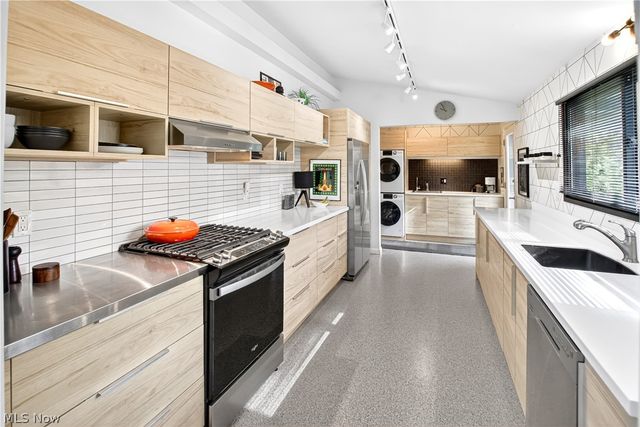 463 Queenswood Drive, Bay Village, OH 44140