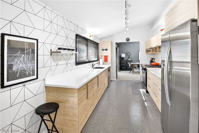 463 Queenswood Drive, Bay Village, OH 44140