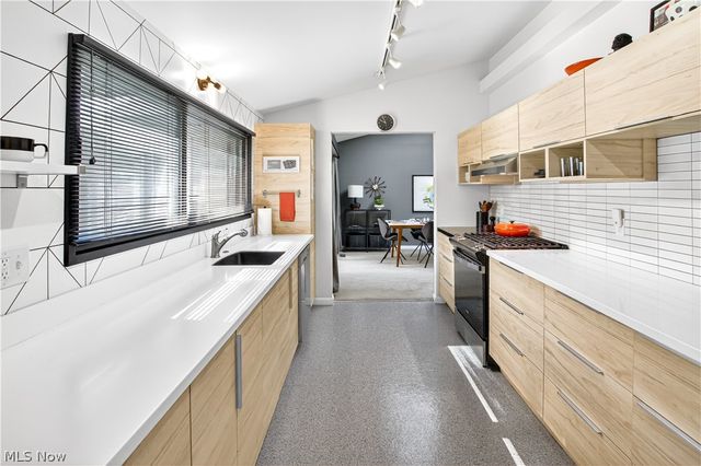 463 Queenswood Drive, Bay Village, OH 44140