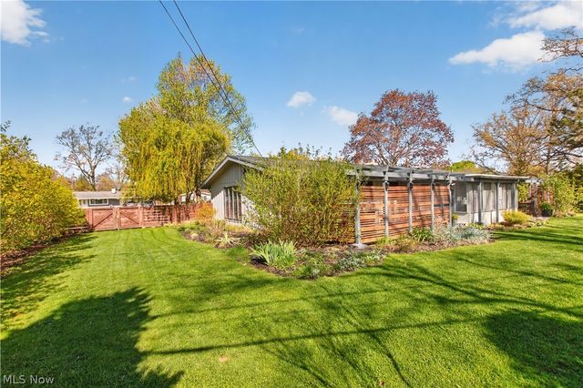 463 Queenswood Drive, Bay Village, OH 44140