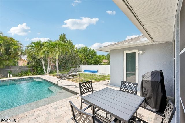 808 SW 14th PL, Cape Coral, FL 33991