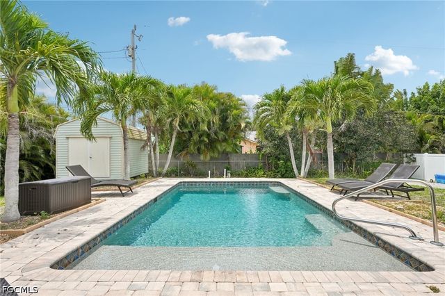 808 SW 14th PL, Cape Coral, FL 33991