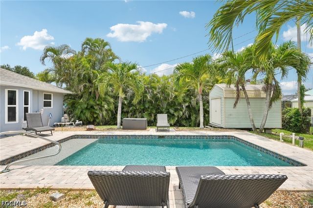 808 SW 14th PL, Cape Coral, FL 33991