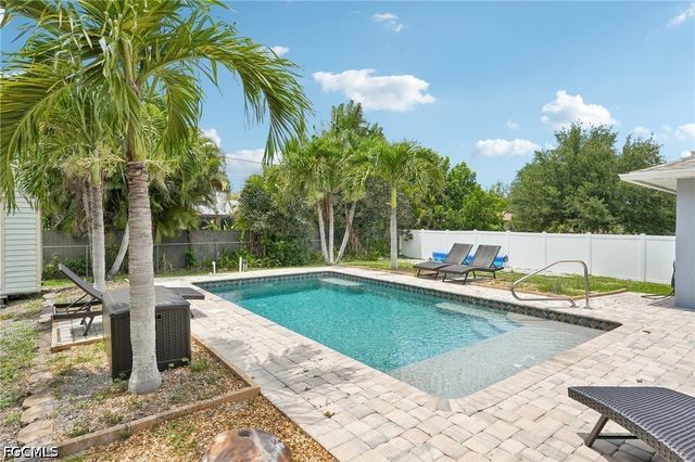 808 SW 14th PL, Cape Coral, FL 33991