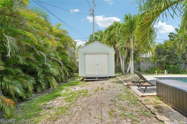 808 SW 14th PL, Cape Coral, FL 33991