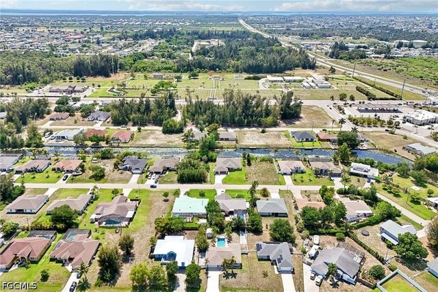 808 SW 14th PL, Cape Coral, FL 33991