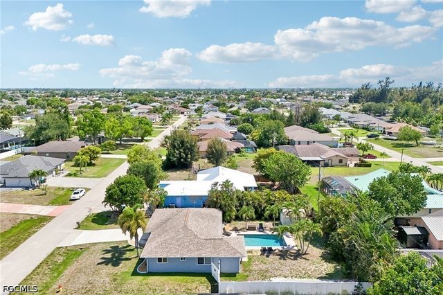 808 SW 14th PL, Cape Coral, FL 33991