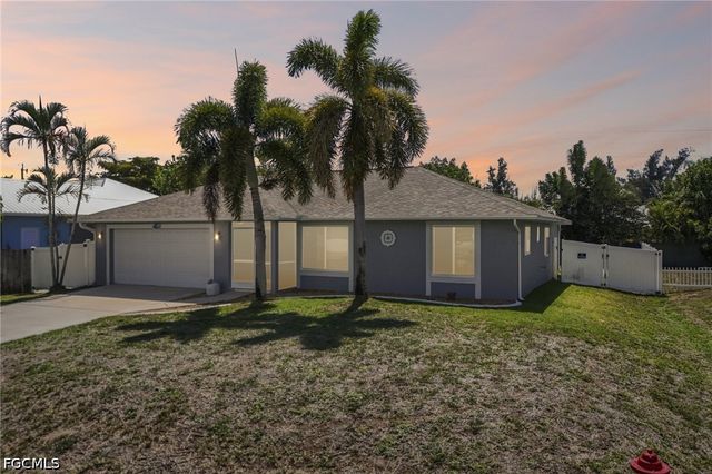 808 SW 14th PL, Cape Coral, FL 33991